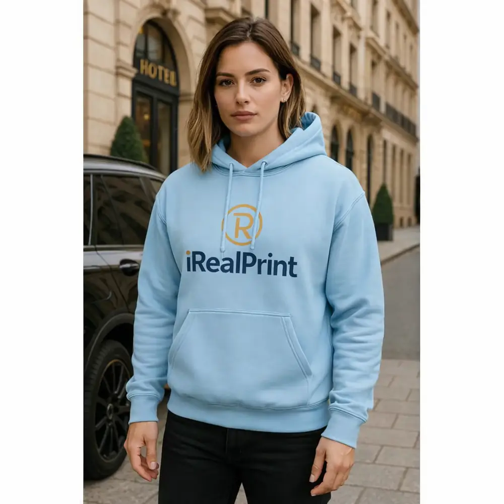 hanorac-dama-albastru-light-stil-urban-elegant-branding-irealprint Model feminin purtând hanorac albastru deschis personalizat iRealPrint în decor urban modern