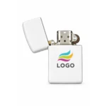 Brichetă tip Zippo personalizată cu logo imprimat pe metal, capac deschis și mecanism vizibil, produs premium pentru firme