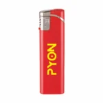 Brichetă slim personalizată roșu cu logo imprimat frontal, prezentare produs promoțional pe fundal neutru, brichetă subțire ideală pentru branding vizibil și personalizare corporate.