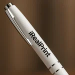 Pix metalic aluminiu personalizat Hello argintiu cu logo companie aplicat pe corpul produsului, prim-plan pix promoțional metalic elegant pentru branding corporate și imagine profesională