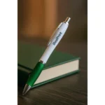 Pix plastic personalizat Elipse White verde utilizat pentru scriere într-o agendă la birou, produs promoțional pentru branding profesional și campanii corporate