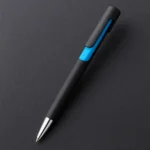 Pix plastic personalizat Nuba Black albastru prezentat pe fundal închis, produs promoțional elegant pentru branding corporate și personalizare cu logo