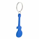 Breloc desfăcător de sticle în formă de chitară personalizat albastru, accesoriu metalic din aluminiu cu logo vizibil și design promoțional profesional