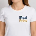 Detaliu personalizare logo aplicat prin transfer termic pe tricou damă personalizat alb, material bumbac premium și croială feminină modernă