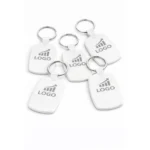Breloc din plastic personalizat alb cu inel metalic pentru chei, accesoriu promoțional cu fundal neutru și logo printat color pentru branding clar și profesional