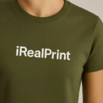 Detaliu personalizare logo iRealPrint aplicat prin transfer termic alb pe tricou damă personalizat militar, evidențiind claritatea și contrastul printului