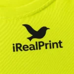 Tricou damă personalizat lime prezentat frontal pe fundal neutru pentru evidențierea croielii feminine și a suprafeței de personalizare