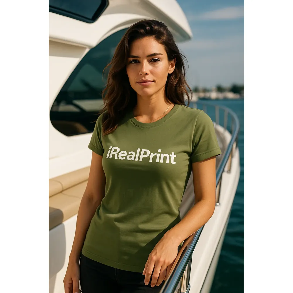 tricou-dama-personalizat-kaki-lifestyle-model-yacht-premium Model feminin purtând tricou damă personalizat kaki cu logo iRealPrint în context lifestyle premium pe yacht, evidențiind stilul elegant și modern