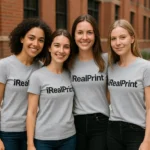 Grup de prietene purtând tricouri damă personalizate gri deschis cu logo iRealPrint într-un context urban casual, exemplu de utilizare lifestyle