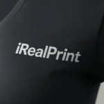 Detaliu personalizare logo pe tricou damă ebony gray cu anchior în V, transfer termic clar aplicat pe material bumbac premium