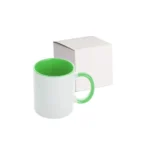 Cană personalizată cu interior verde lime prezentată alături de cutia produsului pe fundal alb, evidențiind forma cănii și contrastul dintre exteriorul alb și interiorul verde lime