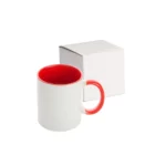 Cană personalizată cu interior roșu cherry prezentată lângă cutia de ambalaj pe fundal alb, evidențiind forma produsului și contrastul dintre exteriorul alb și interiorul colorat