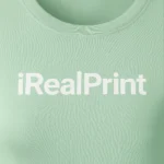 Detaliu material tricou damă personalizat sage cu personalizare albă, evidențiind textura bumbacului și claritatea designului