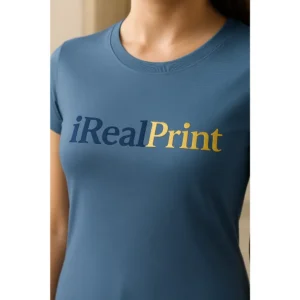 Detaliu personalizare logo iRealPrint aplicat prin transfer termic pe tricou damă personalizat denim, imprimare clară cu contrast puternic