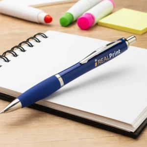 Pix plastic personalizat Elipse albastru navy prezentat din unghi pe fundal neutru, pix promoțional corporate personalizabil cu logo pentru branding profesional și utilizare zilnică