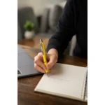 Pix plastic personalizat Elipse galben folosit pentru notițe la birou, obiect promoțional vizibil pentru branding în activitățile zilnice