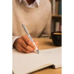 Pix plastic personalizat alb model Elipse utilizat pentru scriere la birou, produs promoțional eficient pentru branding și vizibilitate constantă a companiei