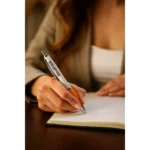 Pix plastic personalizat Elipse White portocaliu utilizat pentru scriere într-o agendă la birou, obiect promoțional vizibil cu design modern și ergonomic