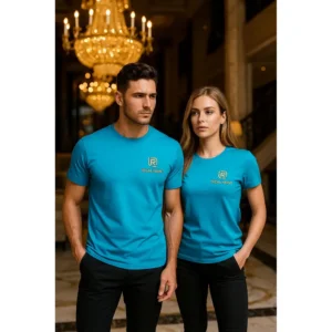 Grup de persoane purtând tricouri unisex personalizate turcoaz cu logo iRealPrint într-un cadru elegant de eveniment, imagine de echipă pentru branding și promovare