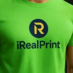 Tricou unisex personalizat verde măr cu logo iRealPrint aplicat prin transfer termic profesional, evidențiind contrastul puternic dintre fundalul vibrant și designul imprimat