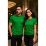 Tricou unisex personalizat verde mediu purtat de bărbat și femeie, imagine lifestyle premium care evidențiază brandingul iRealPrint și versatilitatea croielii unisex