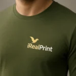 Detaliu bluză bărbați personalizată kaki cu logo iRealPrint aplicat prin transfer termic profesional pe bumbac premium