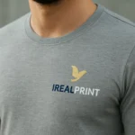 Detaliu bluză bărbați personalizată gri închis cu logo iRealPrint aplicat prin transfer termic profesional pe material bumbac premium
