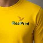 Detaliu bluză bărbați personalizată galben cu logo iRealPrint aplicat prin transfer termic profesional pe material bumbac premium