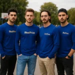 Echipă de bărbați purtând bluze personalizate albastru regal în stil urban modern pentru promovarea identității de brand