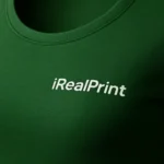Detaliu logo iRealPrint aplicat prin transfer termic pe bluză damă verde sticlă, material fin din bumbac și personalizare clară cu aspect premium