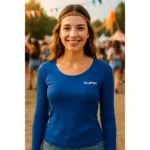 Model feminin purtând bluză damă personalizată albastru regal iRealPrint la festival, outfit casual modern și identitate vizuală vibrantă