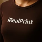 Prim-plan bluză damă personalizată culoare cafea cu logo iRealPrint aplicat prin transfer termic, material premium și contrast elegant