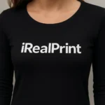 Detaliu logo iRealPrint aplicat prin transfer termic pe bluză damă neagră, contrast vizual puternic și material premium din bumbac