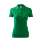 Tricou polo damă personalizat verde mediu prezentat frontal pe fundal neutru pentru evidențierea croielii feminine și a suprafeței de personalizare