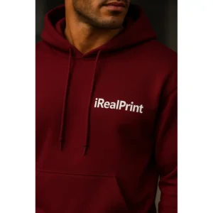 Prim-plan personalizare logo iRealPrint pe hanorac bărbați vișiniu Garnet, transfer termic clar pe material textil premium