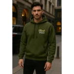 Bărbat purtând hanorac personalizat verde militar iRealPrint într-un cadru urban elegant, stil masculin modern și look streetwear rafinat