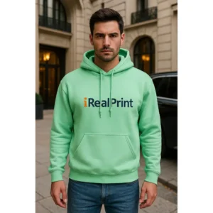 Detaliu logo iRealPrint aplicat pe hanorac bărbați verde mentă, material textil premium și contrast vizual clar pe fundal luminos