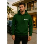 Bărbat purtând hanorac personalizat verde forest iRealPrint într-un cadru urban modern, stil casual masculin și prezentare lifestyle premium