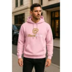 Model masculin purtând hanorac personalizat bărbați roz light iRealPrint într-un cadru urban elegant, stil casual modern și prezentare lifestyle premium