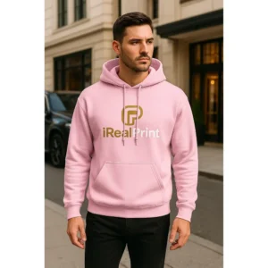 Model masculin purtând hanorac personalizat bărbați roz light iRealPrint într-un cadru urban elegant, stil casual modern și prezentare lifestyle premium