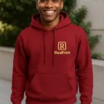 Hanorac personalizat bărbați roșu cherry purtat într-un cadru casual, evidențiind designul modern și logo-ul aplicat pe piept