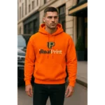 Grup de bărbați purtând hanorace portocalii personalizate iRealPrint într-un cadru urban casual, evidențiind stilul modern și identitatea vizuală de echipă