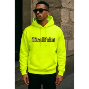 Model masculin purtând hanorac personalizat bărbați neon iRealPrint într-un cadru urban, evidențiind culoarea intensă și stilul streetwear modern