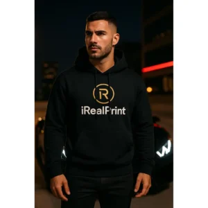 Model masculin purtând hanorac personalizat bărbați negru iRealPrint într-un cadru urban nocturn, evidențiind stilul modern și contrastul elegant al personalizării