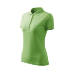 Tricou polo damă personalizat verde iarbă prezentat din perspectivă trei sferturi pentru evidențierea croielii feminine și a materialului