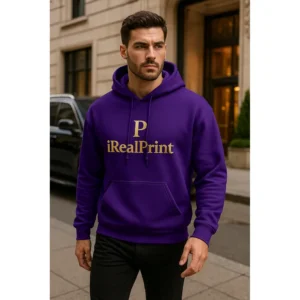 Prim-plan hanorac personalizat bărbați mov cu logo iRealPrint aplicat prin transfer termic, evidențiind claritatea personalizării și textura materialului