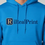Detaliu hanorac bărbați albastru sapphire cu logo iRealPrint aplicat prin transfer termic profesional, personalizare clară și durabilă pentru branding modern
