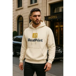 Hanorac bărbați personalizat crem nisip din bumbac premium cu glugă reglabilă și buzunar frontal, purtat într-un outfit urban elegant care evidențiază stilul masculin modern și personalizarea iRealPrint