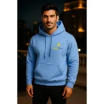 Hanorac bărbați personalizat albastru carolina purtat într-un outfit urban modern pe timp de seară, stil streetwear contemporan care evidențiază eleganța casual și impactul vizual al personalizării iRealPrint