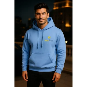 Hanorac bărbați personalizat albastru carolina purtat într-un outfit urban modern pe timp de seară, stil streetwear contemporan care evidențiază eleganța casual și impactul vizual al personalizării iRealPrint